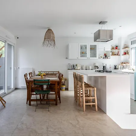 Dream Of Mediterranean House, Jacuzzi, Bbq, Delices Ensoleilles Guest house Sartrouville